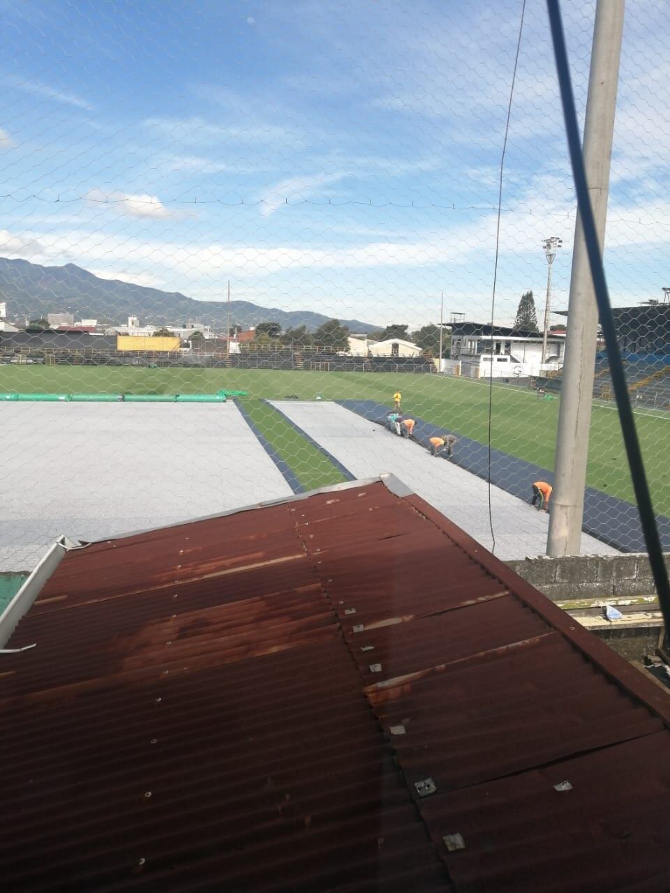 Víctor Salazar (de negro) con sus amigos viendo un partido en techo de su casa que colinda con el Coyella Fonseca. Cortesía.