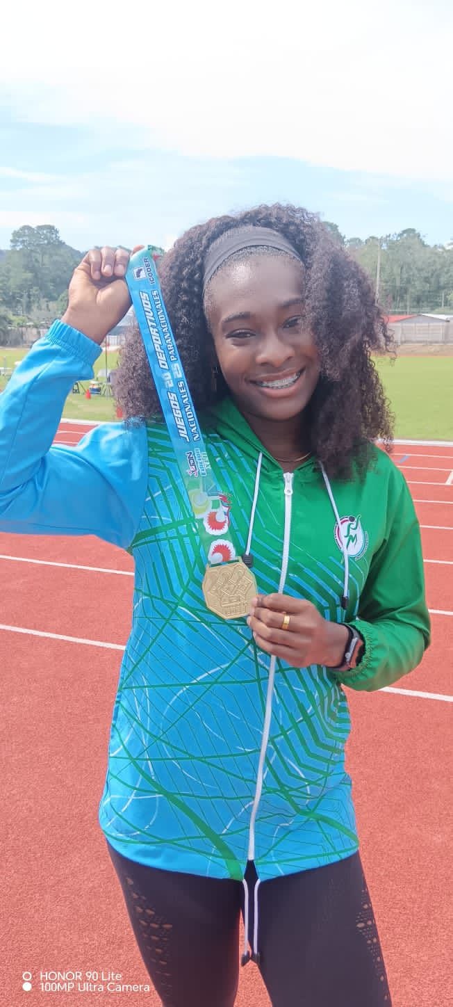 Juegos Deportivos Nacionales Limón 2026, atletismo, medalla de oro ganada por Ivanniz Blackwood Bennett, oro en 100 metros planos en categoría Sub-23