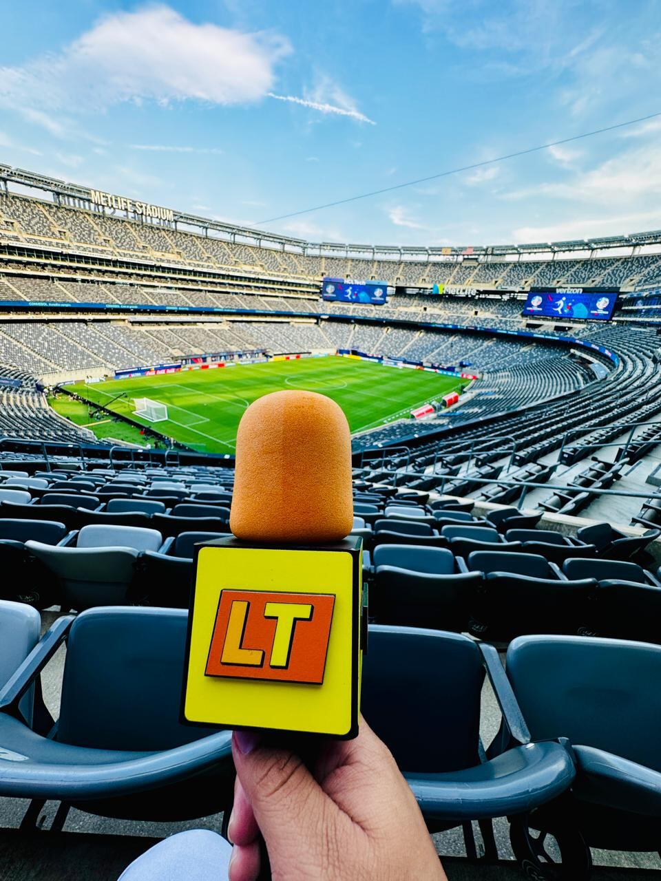Ambiente argentino en Times Square, Nueva York previo al partido entre Argentina y Canadá este martes en la Copa América. Foto: William Cordero.