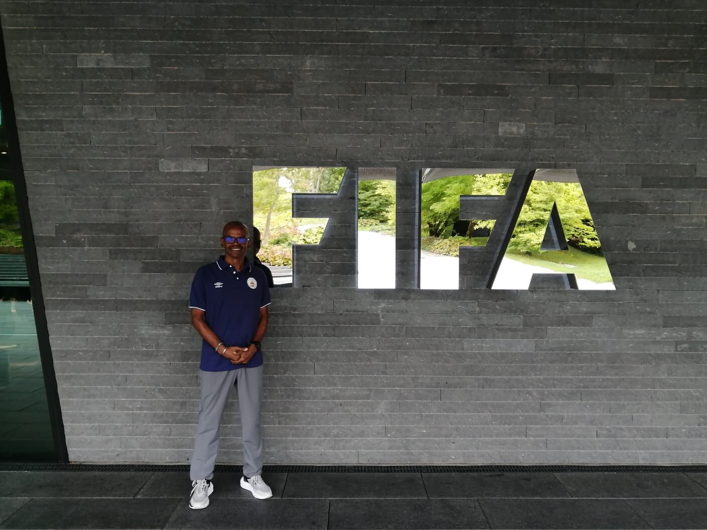 Denis Montoya, entrenador de fútbol playa, campeón en Portugal