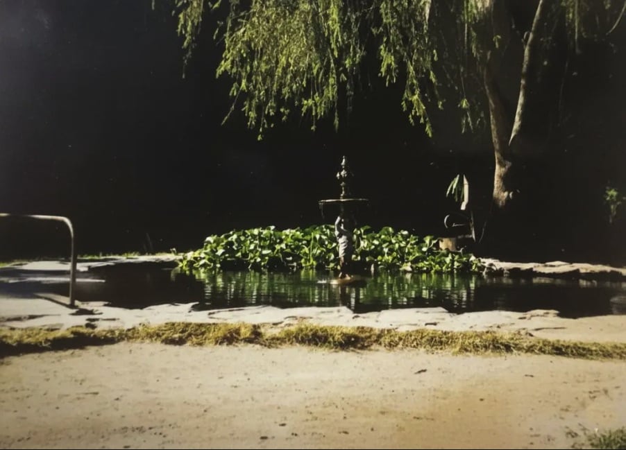 La Fuente del Pastorcillo, una pequeña escultura de hierro fundido cargada de historia, regresó a su lugar, las ruinas, tras pasar más de treinta años olvidada en bodegas de la municipalidad de Cartago.