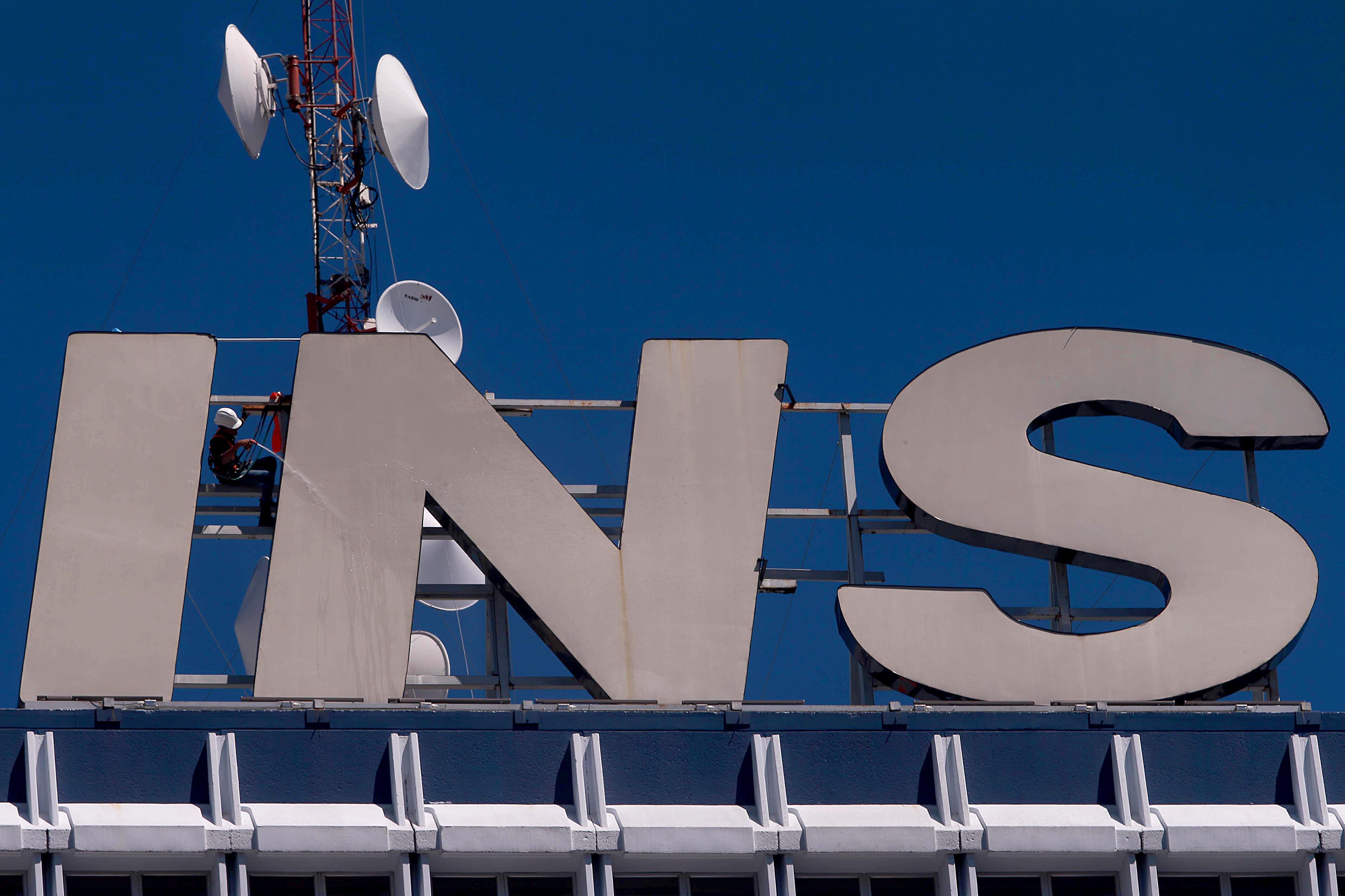 12/02/2024 San José. Desde lo más alto del edificio central del Instituto Nacional de Seguros (INS), un trabajador, en labores de mantenimiento, lavaba y limpiaba las características letras del logotipo.