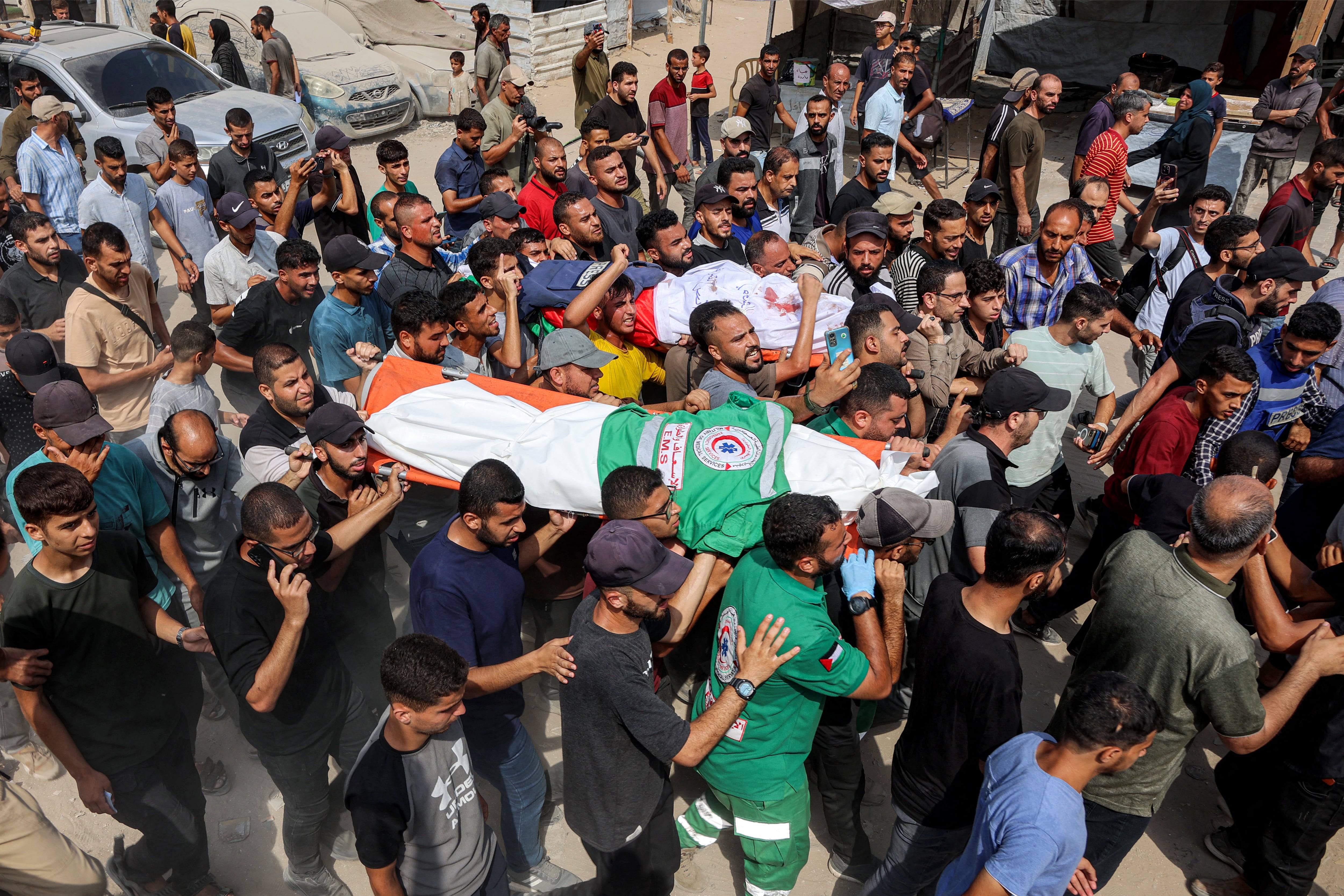 Dolientes marcharon con los cuerpos de los periodistas de Al Jazeera asesinados en un ataque israelí nocturno contra su tienda de campaña en la ciudad de Gaza, desde el hospital Al-Shifa hasta su entierro en el cementerio Sheikh Radwan este 11 de agosto de 2025. Fotografía: