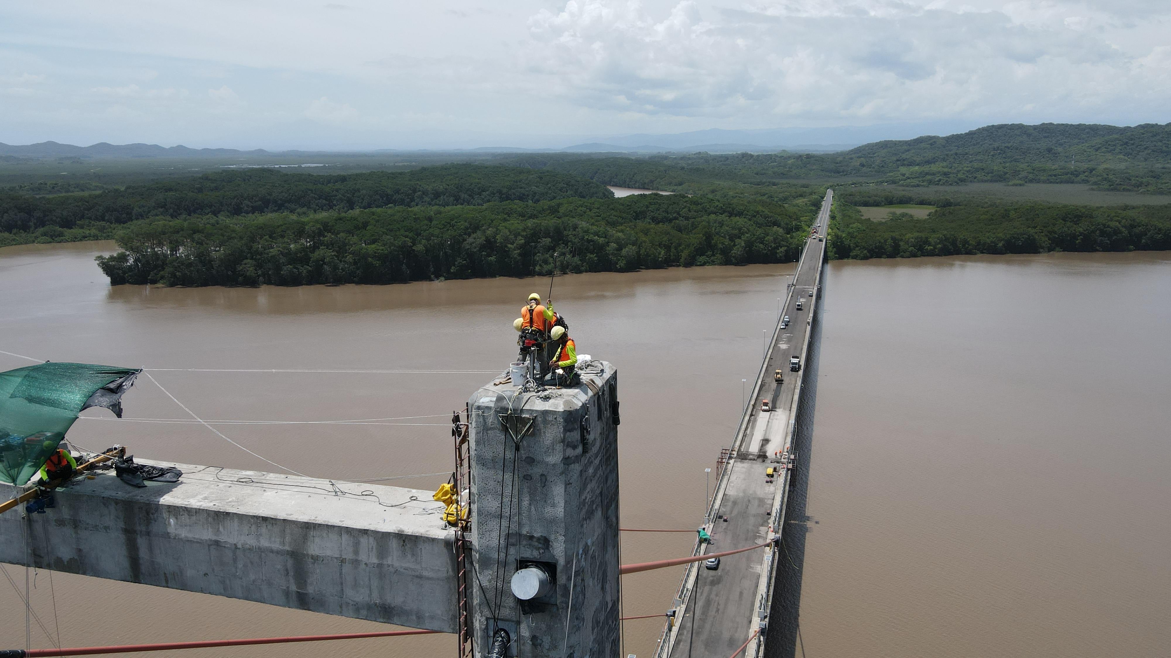 El ministerio de Obras Públicas y Transportes (Mopt) confirmó esta semana que avanzan puras tejas en las reparaciones del puente La Amistad para tenerlo abierto a partir del próximo 24 de julio, un día antes de las celebraciones.