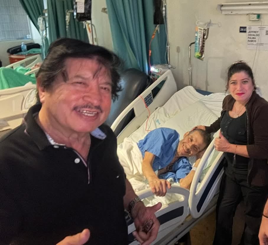 Carlos Ramos junto a su sobrino Jeffrey Palma cuando estuvo en el hospital a inicios del 2025.