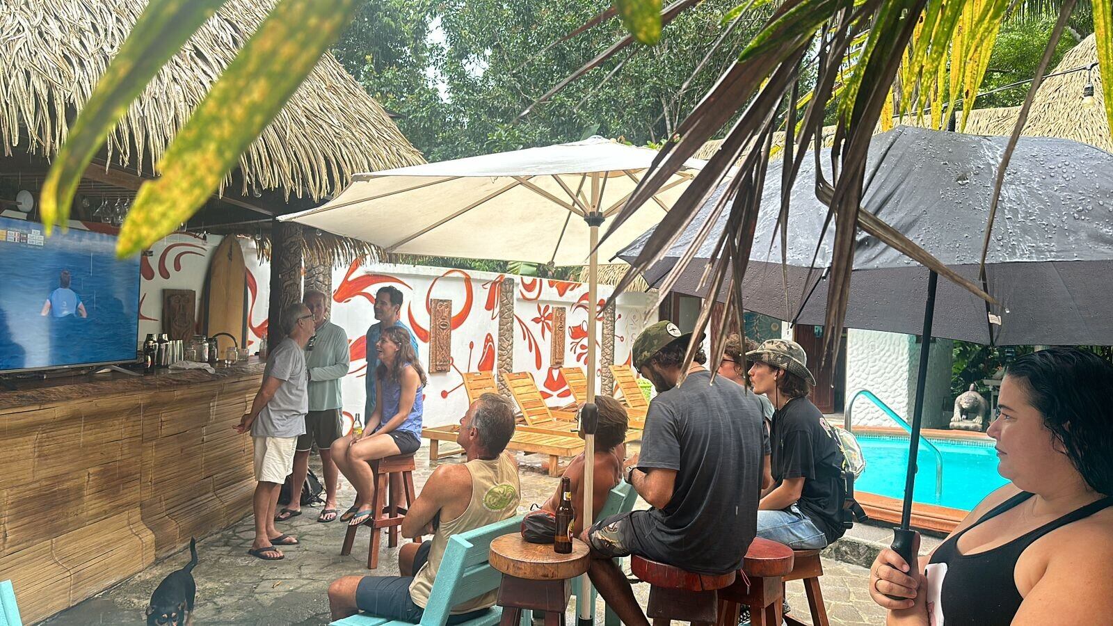 Muchos se acomodaron en cualquier lugar para seguir los heats de Brisa Hennessy. Foto: Cortesía.