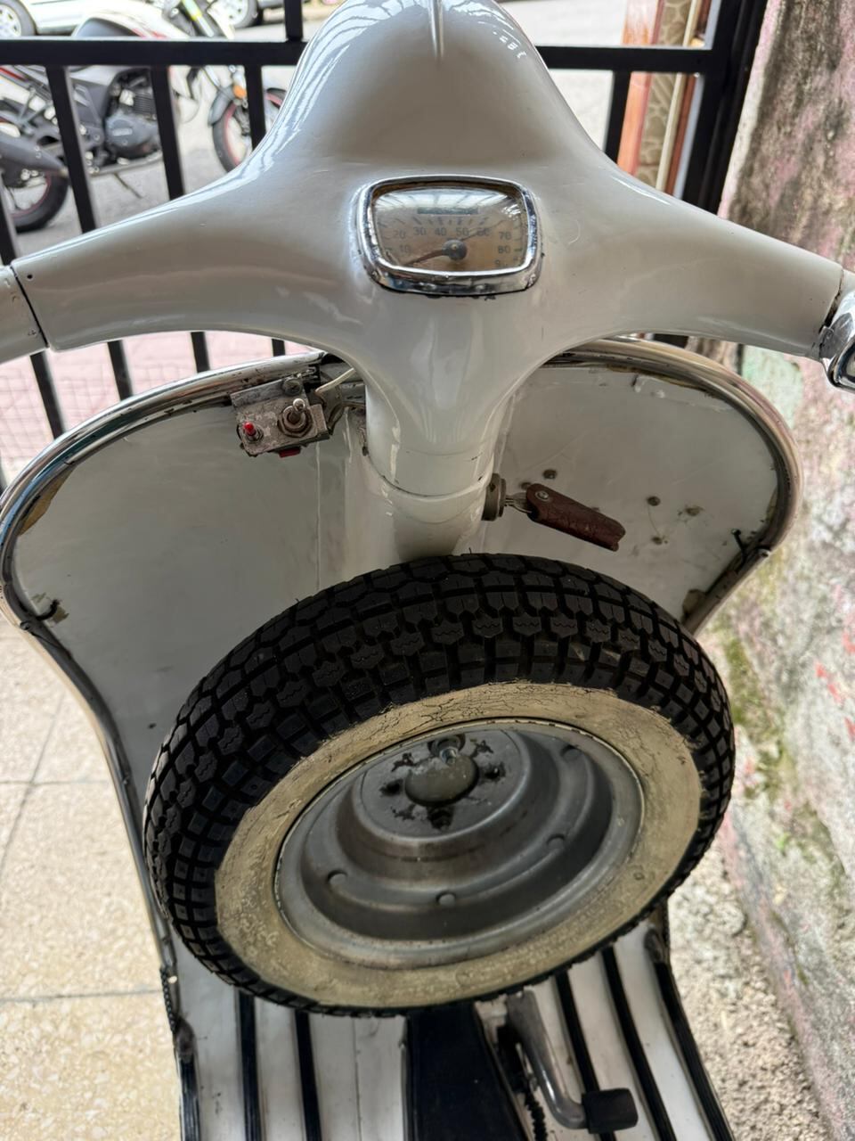 Don Alciony Bonilla se enamoró de las Vespa cuando era un colegial y, casi siete décadas después, asegura que morirá con la misma ilusión con la que se montó por primera vez en una.