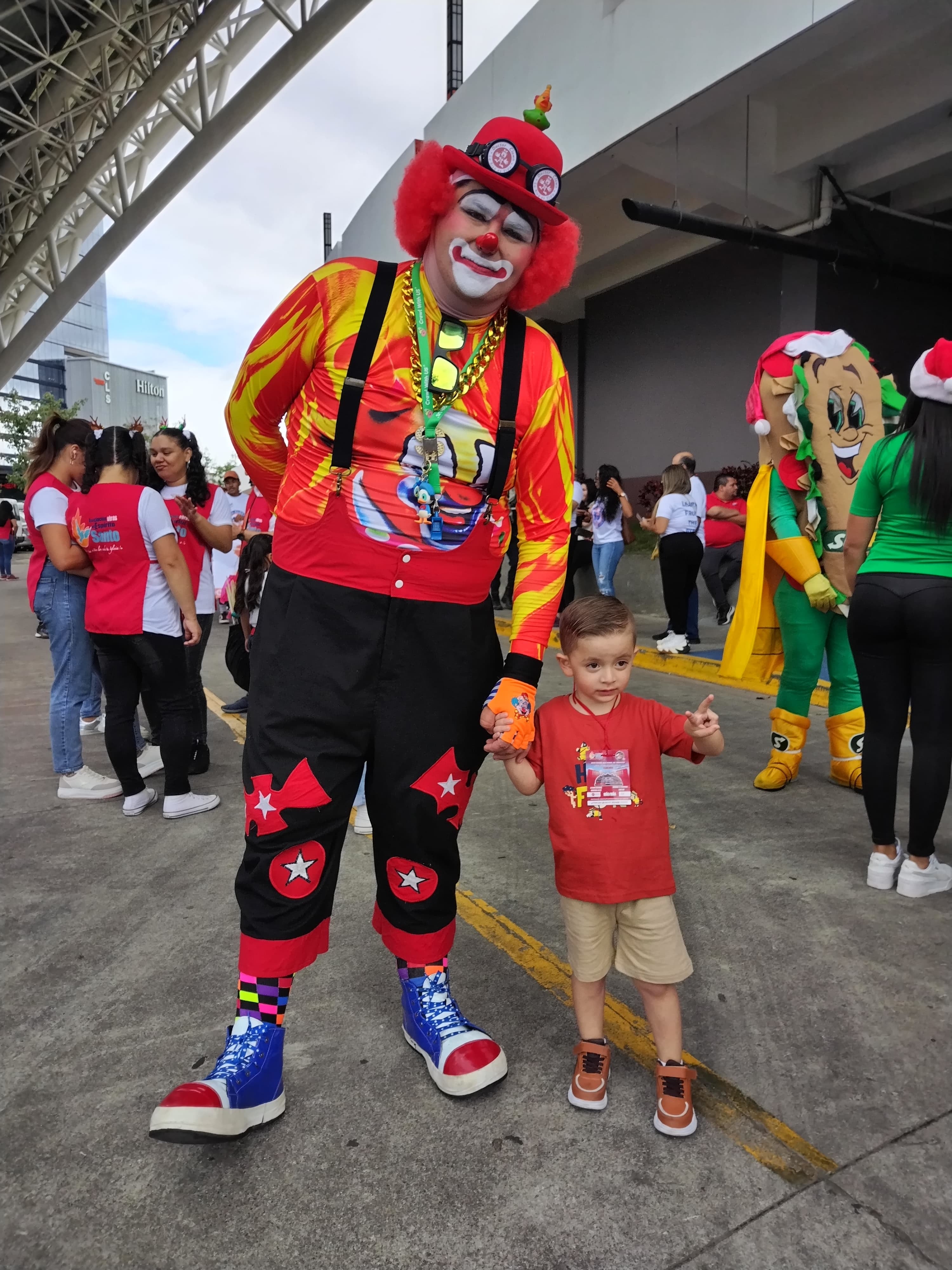 Farlen Aguilar Elizondo, nació el 23 de junio de 1995 en Santiago de Puriscal, es el payaso Chiquitín, el payaso más alto de Centroamérica, mide 2 metros y 2 centímetros