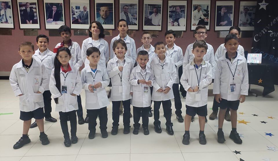 Melissa Montiel Cubillo, nicoyana, es la mamá de José Ángel Montiel, quien en el 2022 tiene 11 años y fue identificado por la Unidad de Alta Dotación del MEP como un niño con inteligencia por encima del promedio. En la foto, parte de los 100 niños identificados por el MEP con inteligencia superior al promedio