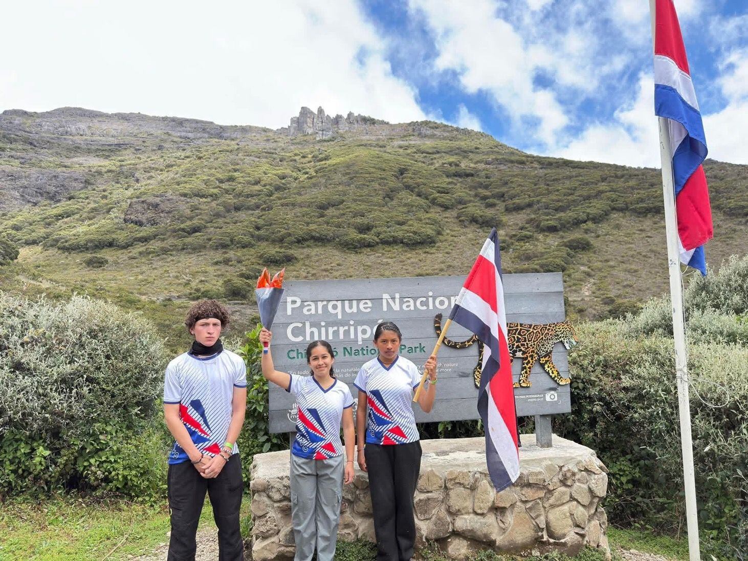 Los estudiantes del Liceo Canaán de Rivas: Yirlen Jiménez Jiménez (octavo), Ana Yubelki Gutiérrez (noveno), Fátima Garita Díaz (noveno), Andrés Barrantes Esquivel (décimo), Josué Elizondo Garita (undécimo), acompañados de: Deidy Zúñiga Ortega (directora) y Elianagel Portuguez Vargas (profesor de Inglés), llevaron por primera vez el fuego de la Antorcha de la Independencia al pico más alto del país, el cerro Chirripó