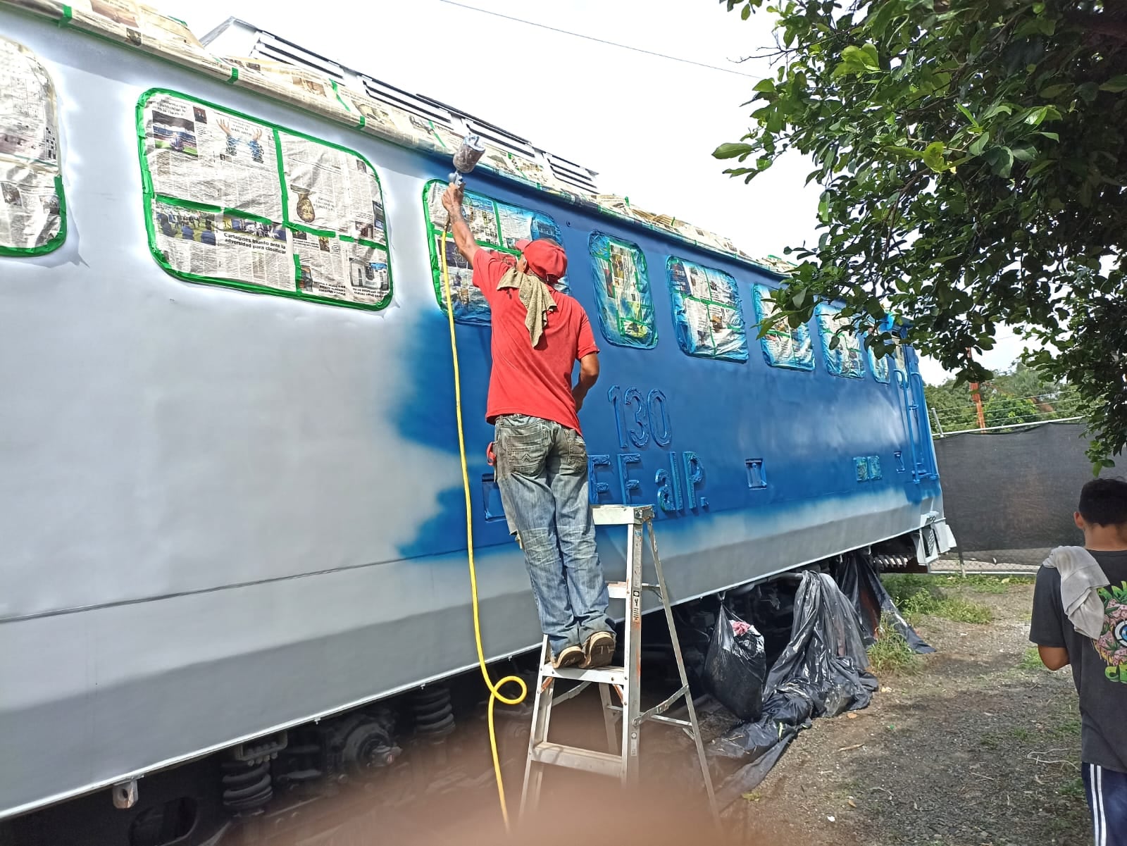 Giovanni Castaldini, el presidente de la Asociación de Desarrollo para la Preservación del Patrimonio Cultural de Orotina y un grupo de orotinenses restauraron la máquina 130 y ahora se exhibe en Orotina.