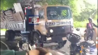 Motociclistas evitan que chofer de camión involucrado en mortal accidente se fuera del lugar