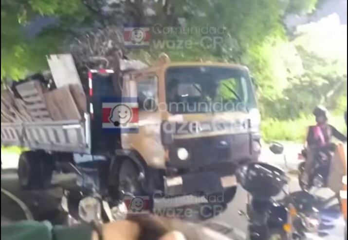 Los motociclistas no dejaron que el camión se fuera. Foto Waze Costa Rica.