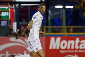 Mariano Torres usó duras palabras para resumir el presente del Saprissa y habló de la semana clave