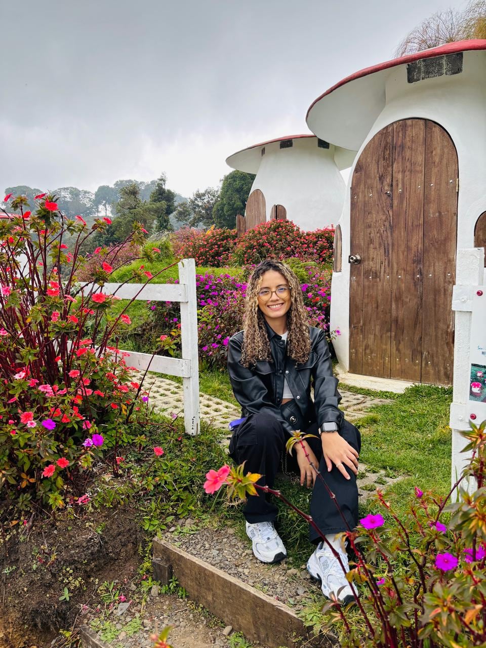 Sharon Mora, de 25 años, jamás pensó que su vida cambiaría por un vapeador. Nunca probó un cigarro en su vida, pero vapear la hizo adicta a la nicotina