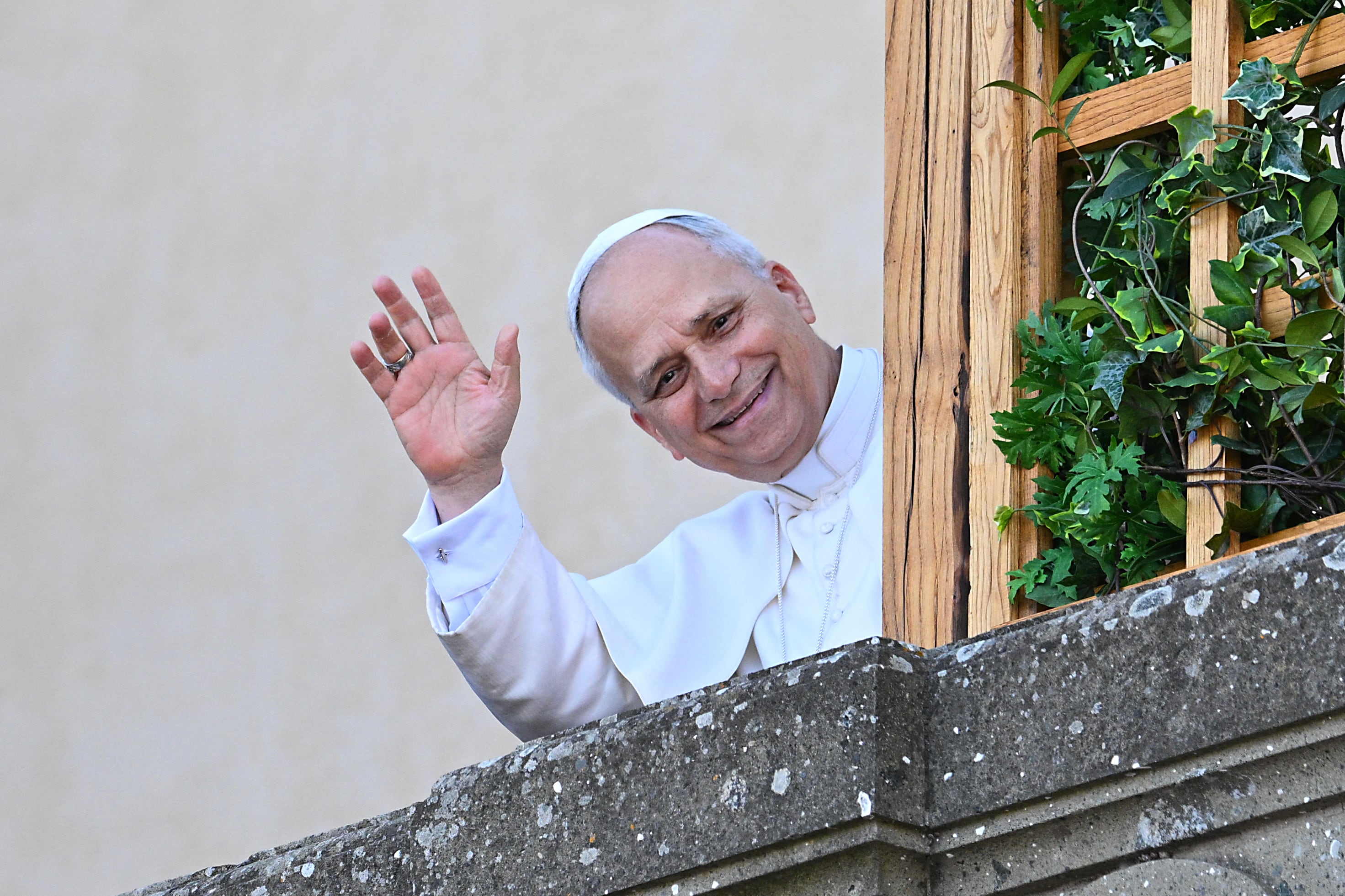 El papa León XIV saluda al pueblo desde la terraza de la residencia papal de verano, donde llegó para una estadía de dos semanas en Castel Gandolfo, a 40 km al sureste de Roma, el 6 de julio de 2025. El recién elegido papa León XIV revive una antigua tradición papal que había sido pausada durante el pontificado de Francisco, mientras Castel Gandolfo se prepara para recibir a un papa por primera vez en más de una década. (Foto de Andreas SOLARO / AFP)