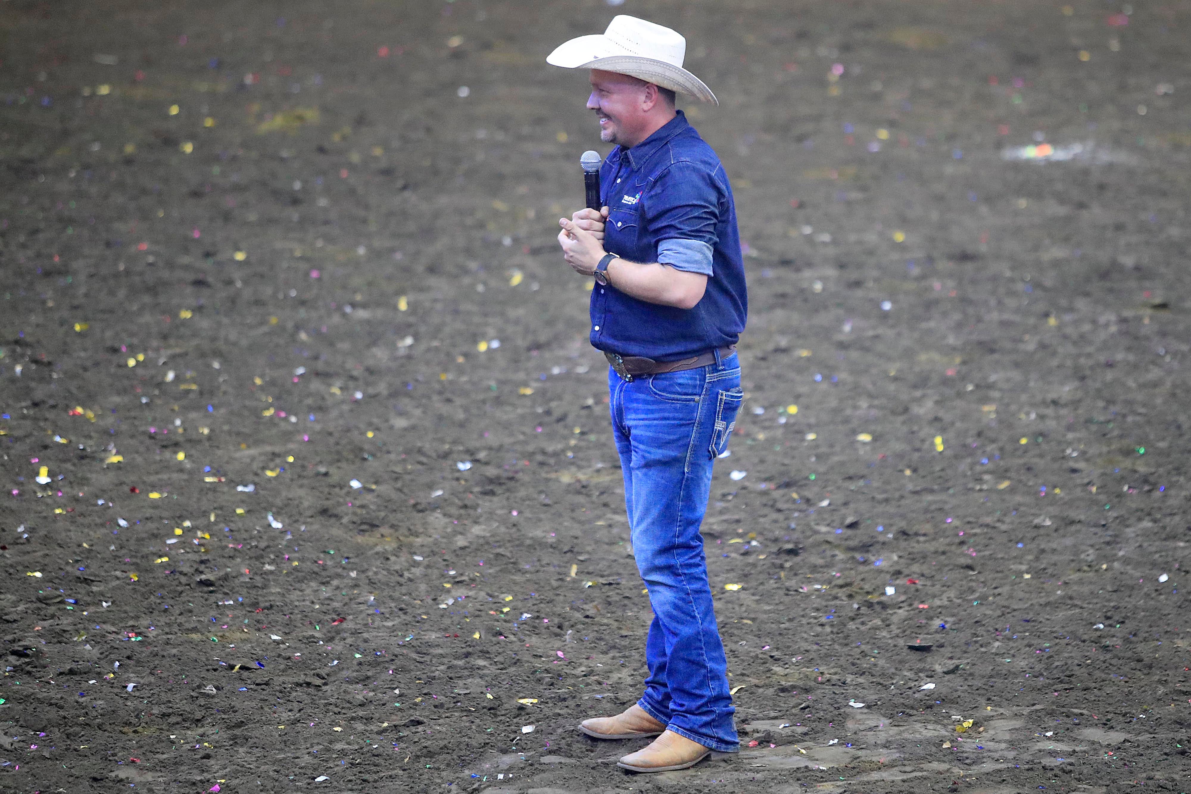 28/12/2023 Toros a la Tica, Palmares. Corrida de toros vespertina, cuya transmisión estuvo a cargo de Teletica Canal 7. Toros de monta y de cacho bravo (de corridas) de ganadería La Pinta fueron los encargados de ponerle la emoción dentro de la plaza. Pero además del ganado, montadores y toreros improvisados se llevaron las palmas de los espectadores que llenaron las gradas del redondel. Otra actividad que llamó mucho la atención y fue muy celebrada fue el Campeonato Nacional de Barrileras.