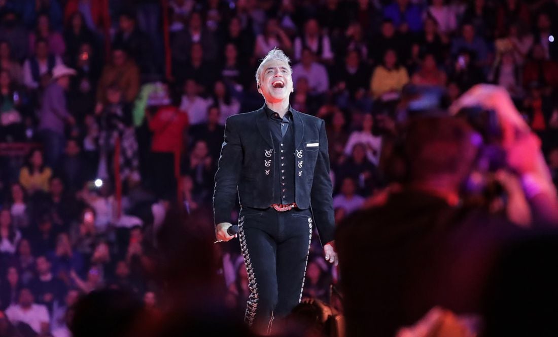 Alejandro Fernández se duerme en un concierto