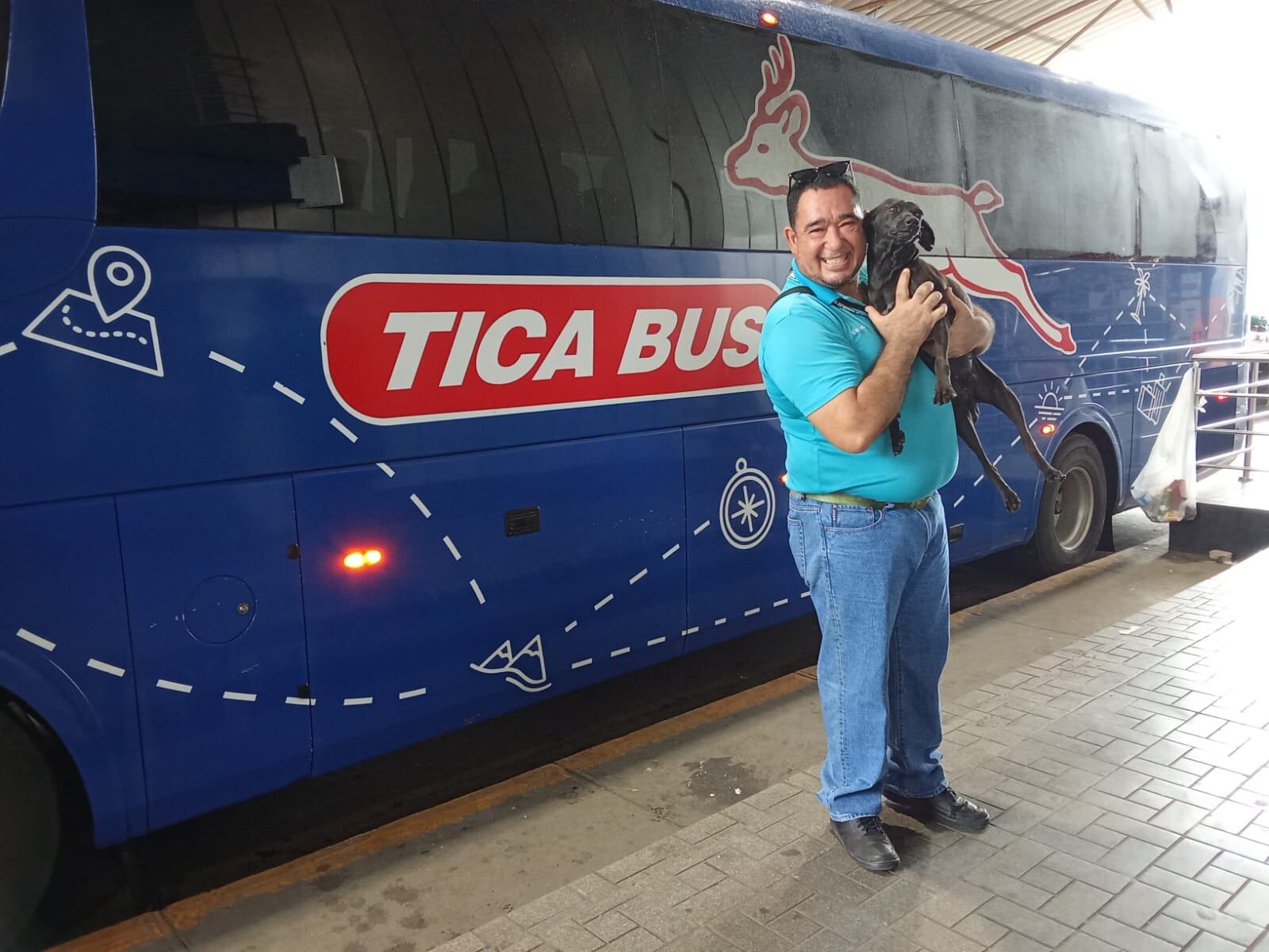 En la estación fronteriza de Tica Bus en Paso Canoas, entre pasaportes, maletas, boletos y sonrisas, hay un personaje muy especial que se ha ganado el cariño de todos: Abelito González, un perrito amigable y noble que se ha convertido en el favorito de los pasajeros y colaboradores