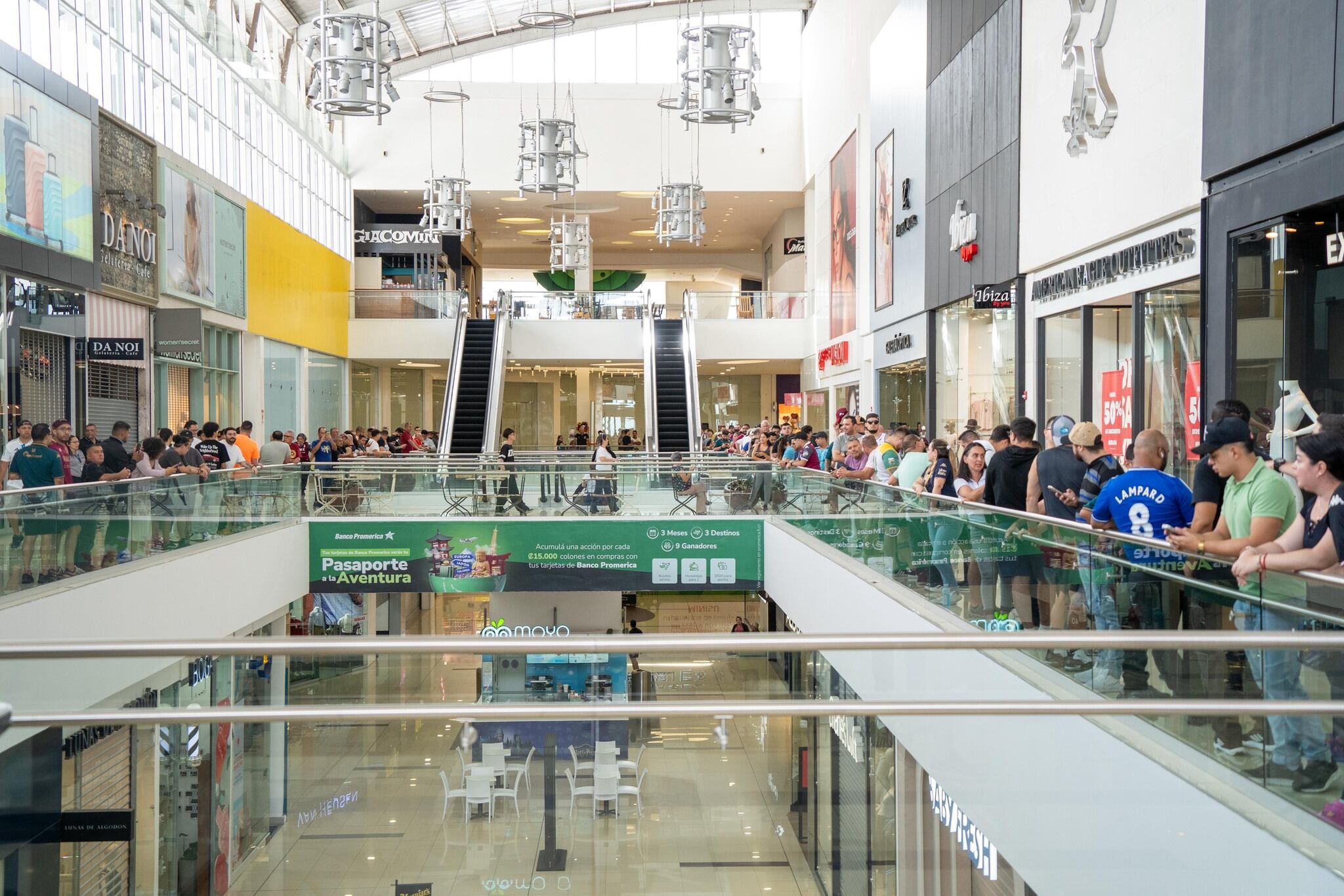 Filas nueva camiseta de Saprissa en Plaza Lincoln