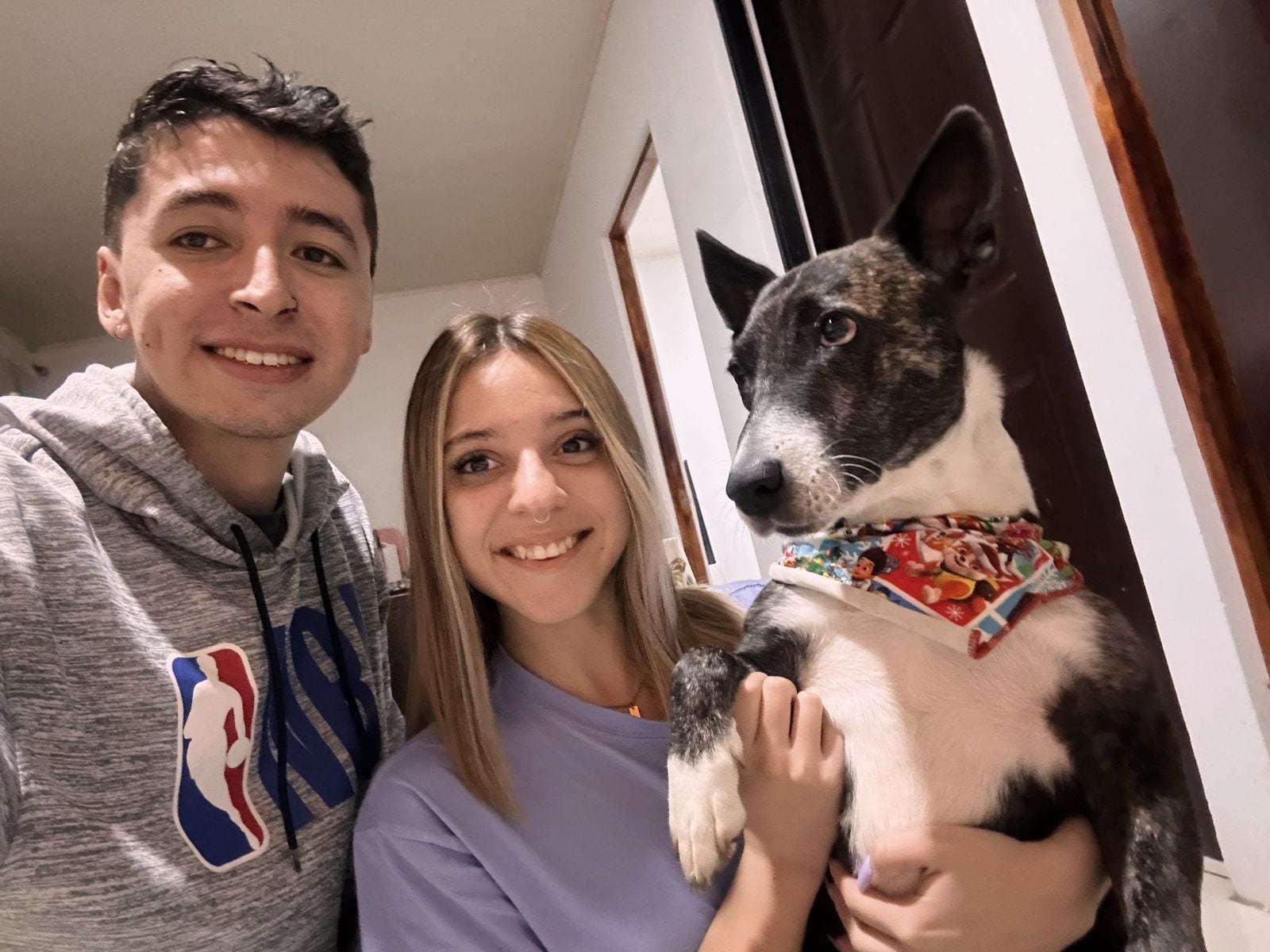 En sus 5 años de vida, Greta, una perrrita de raza zaguatica pura sangre, jamás tuvo una Navidad como la que disfrutará este 2024: en una casita, amada por una familia, con regalitos que abrir, con una cenita especial y mucha felicidad. Ahora la zaguatica tiene mamá, se llama Mariel García Mora, también tiene papá, José Daniel Hernández, incluso tiene abuelito, don William García, quien ni lo pensó para enamorarse de Greta y darle uno de sus primeros regalos: una camita nueva de paquete para que pase las noche calentita y cómoda.