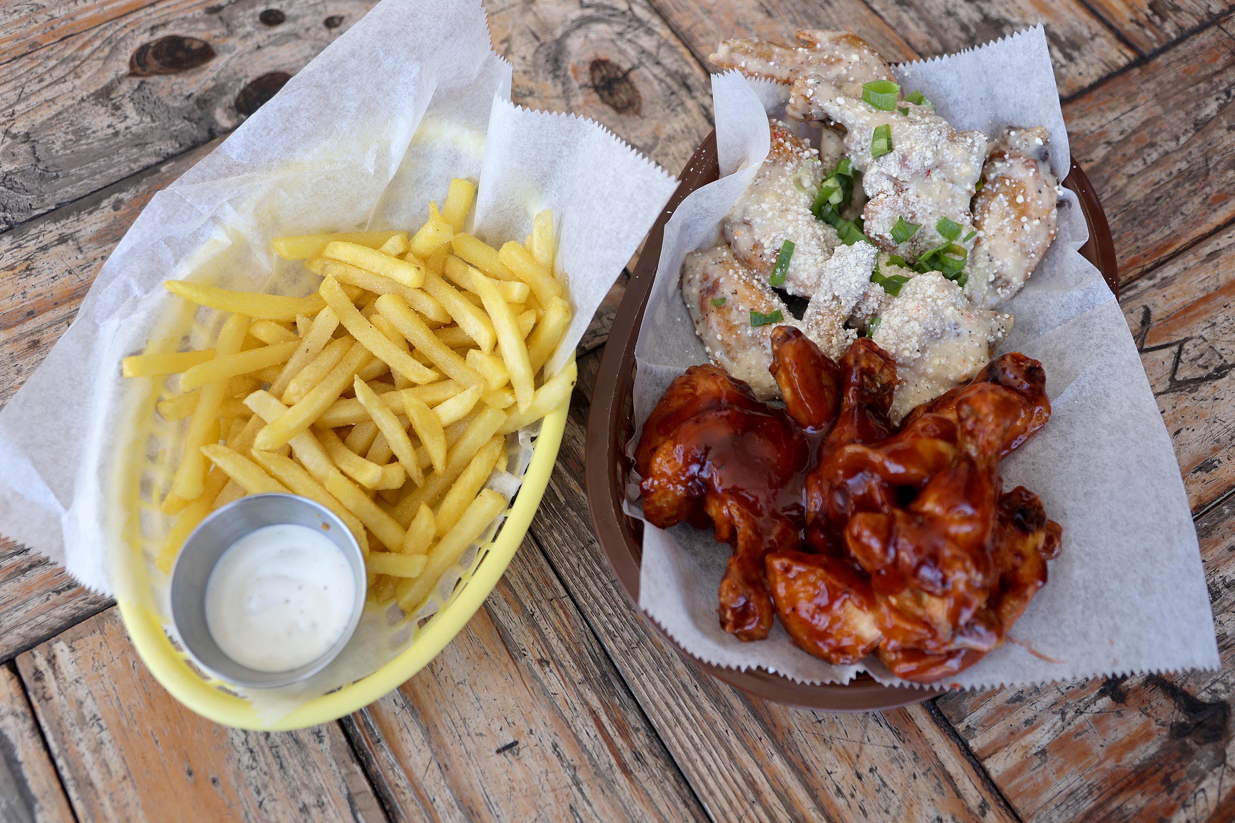 16/04/2024 San Pedro. Wings on Fire, local gastronómico ubicado diagonal a Muñoz y Nane, que entre otras cosas se ha vuelto famoso por las alitas de pollo bañadas con salsas diferentes a las tradicionales, como maracuyá, mora y tamarindo, entre otras. Foto: Rafael Pacheco Granados