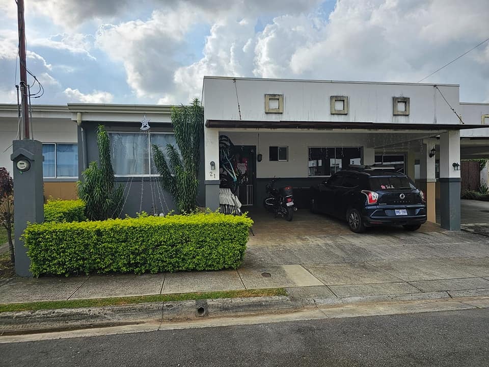 La familia de una joven de 19 años necesita dinero para operar a su hija y por eso tiene a la venta su casa.