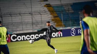 Periodista de Teletica se pone en modo aficionado y le deja una advertencia a Kevin Briceño