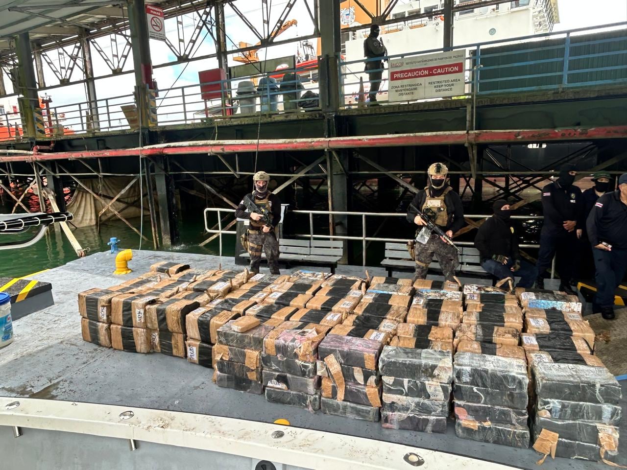 Un hombre aún no identificado y de aproximadamente entre 45 años y 50 años, es el fallecido que dejó una persecución en alta mar en el sur de Costa Rica. Foto: MSP