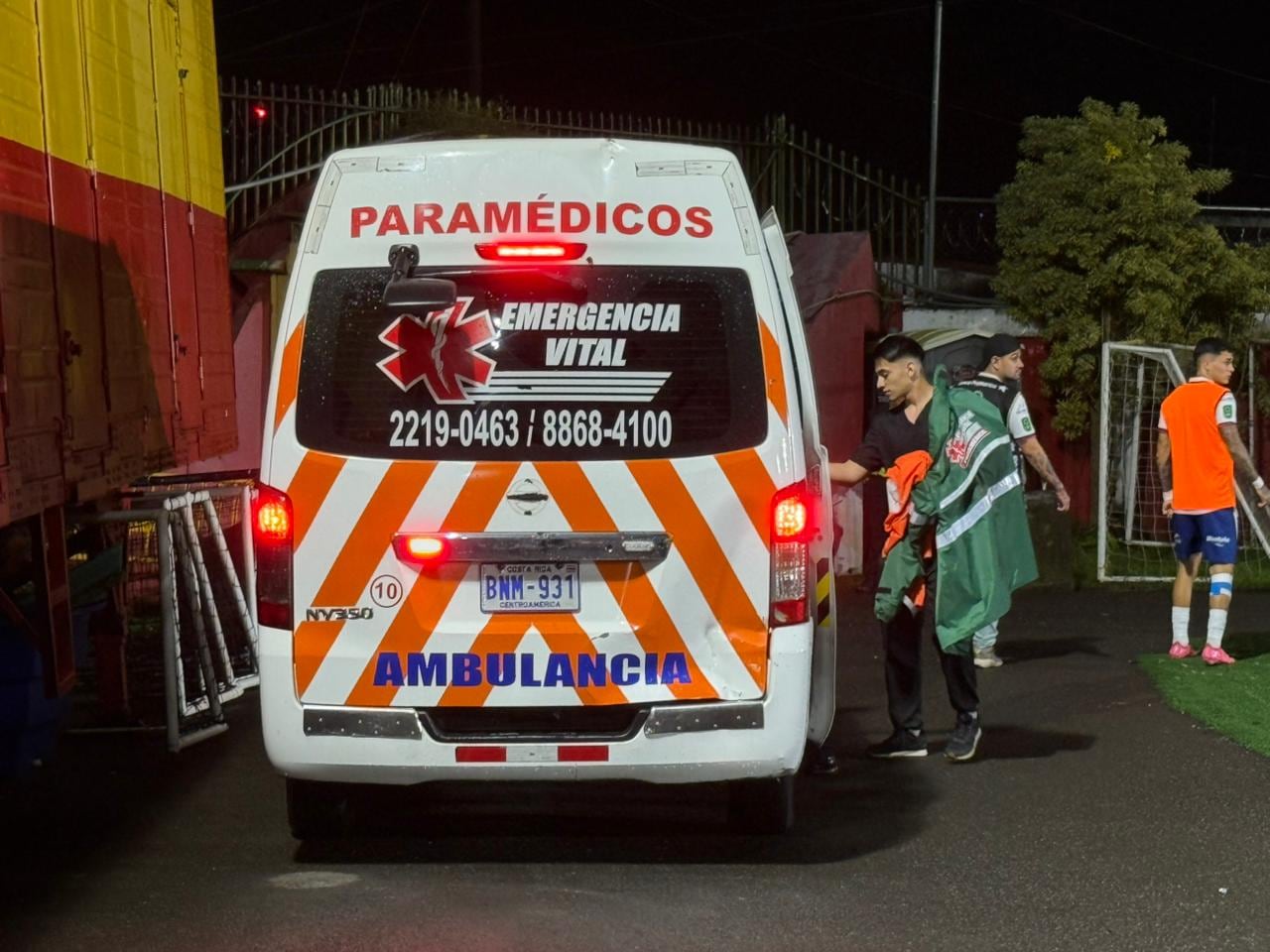 Johan Venegas fue traslado al hospital tras lesionarse en el partido entre Herediano y Cartaginés.