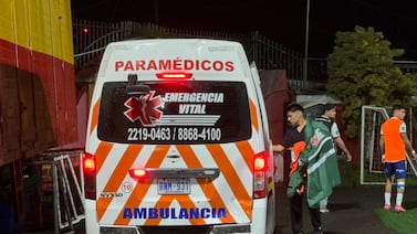 Johan Venegas debió ser traslado al hospital al salir de juego entre Herediano y Cartaginés