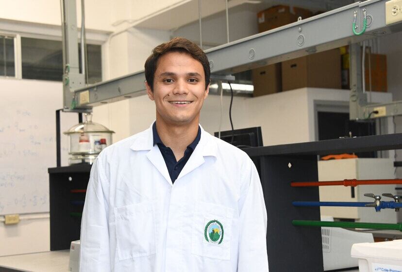 El tico es Luis Castillo Henríquez, farmacéutico de la Universidad de Costa Rica (UCR), quien a partir de este lunes 8 de enero del 2024 integra el selecto grupo del 3 % (de toda Latinoamérica) que consiguió la reconocida beca, los Convenios de Formación en Investigación Industrial (Cifre)