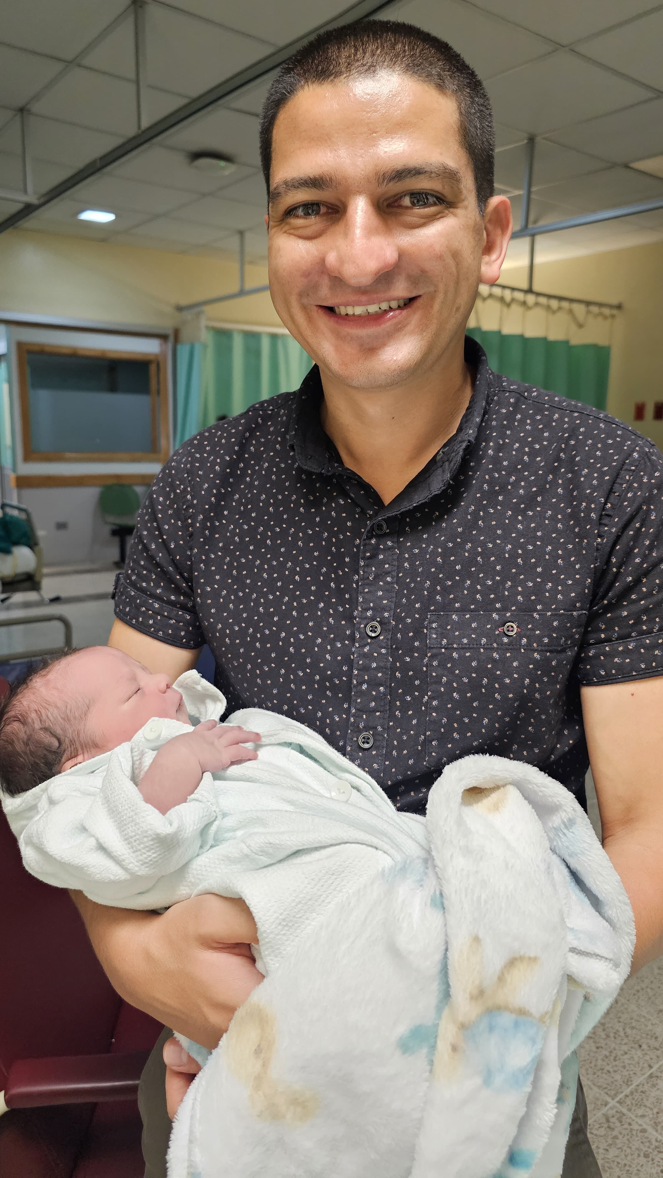 Andrés Ramírez, periodista de Noticias Repretel, en el nacimiento de su hijo Gabriel este 31 de octubre de 2024