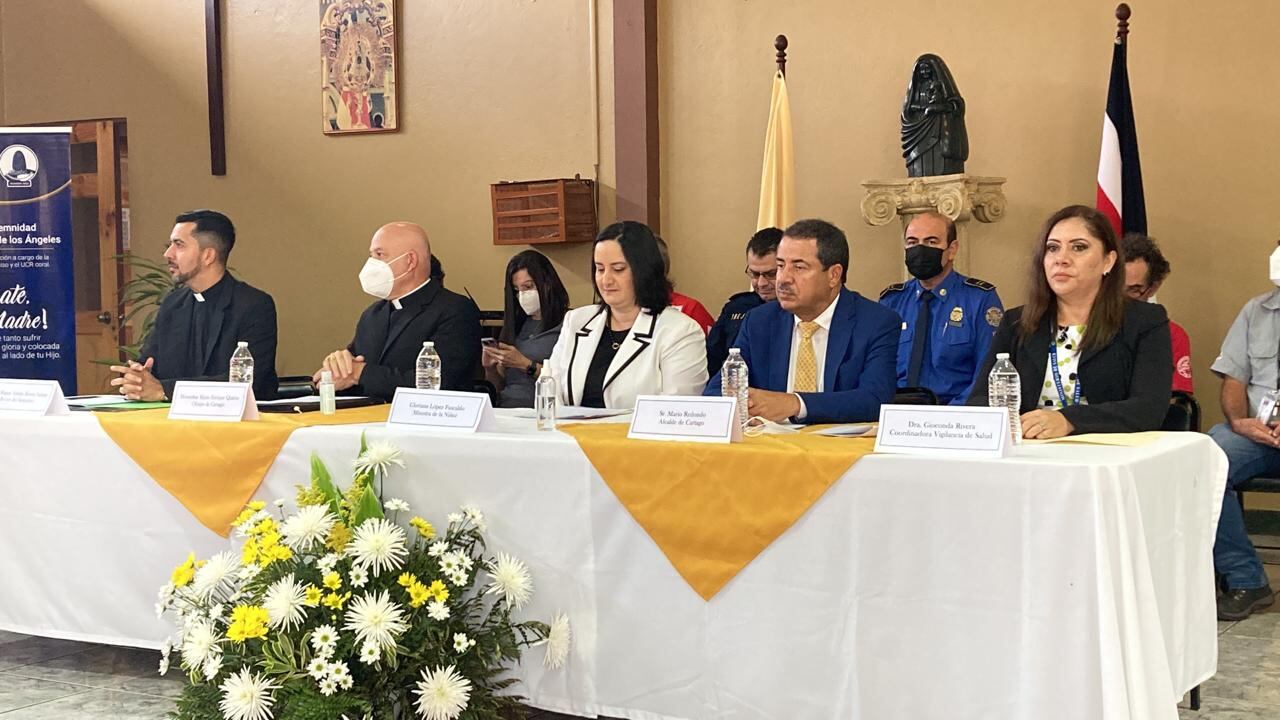 Padre Miguel Adrián Rivera, rector del Santuario; Mario Enrique Quirós, obispo de Cartago; Gloriana López, ministra de la Niñez, Mario Redondo, alcalde de Cartago y Dra. Gioconda Rivera, coordinadora de vigilancia d salud