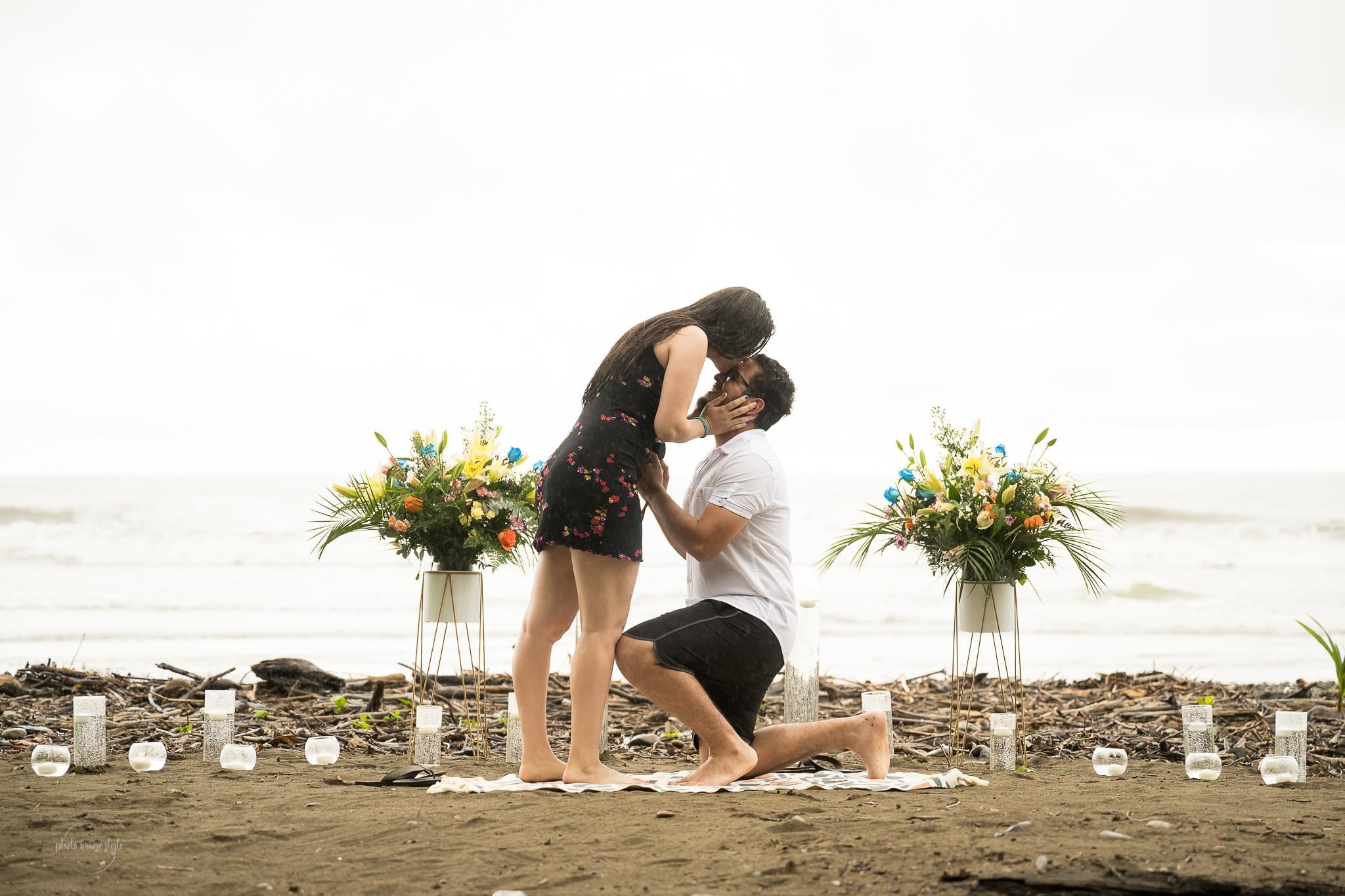 Periodista Saray Corrales de Teletica y su prometido Héctor Agüero.