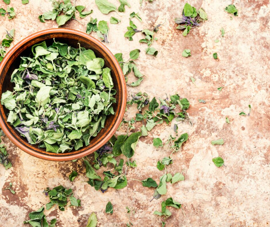 El orégano contribuye a reducir la tos y aliviar problemas respiratorios gracias a sus compuestos activos, siendo útil en el tratamiento de afecciones respiratorias.