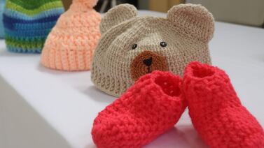 Caridad entreteje gorritos de amor para bebitos del Hospital de Niños