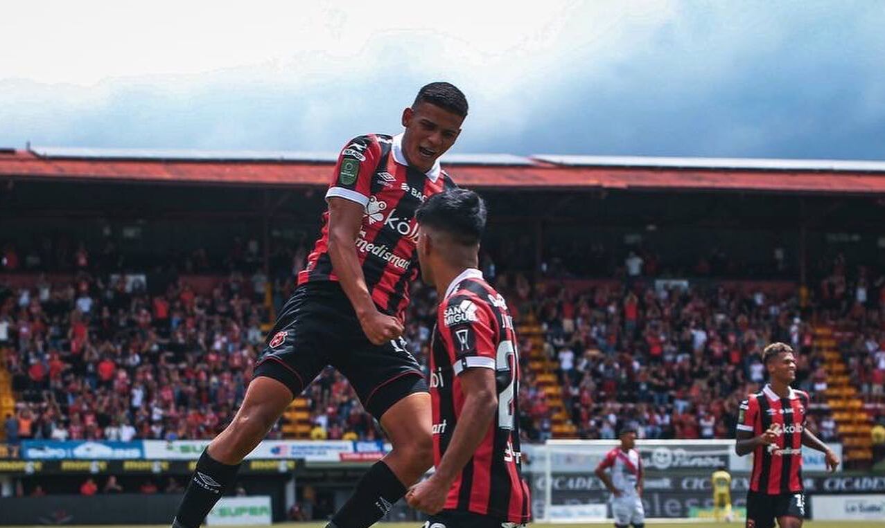 Edward Cedeño fue ascendido al primero equipo de Alajuelense de manera permanente. Foto: Prensa LDA