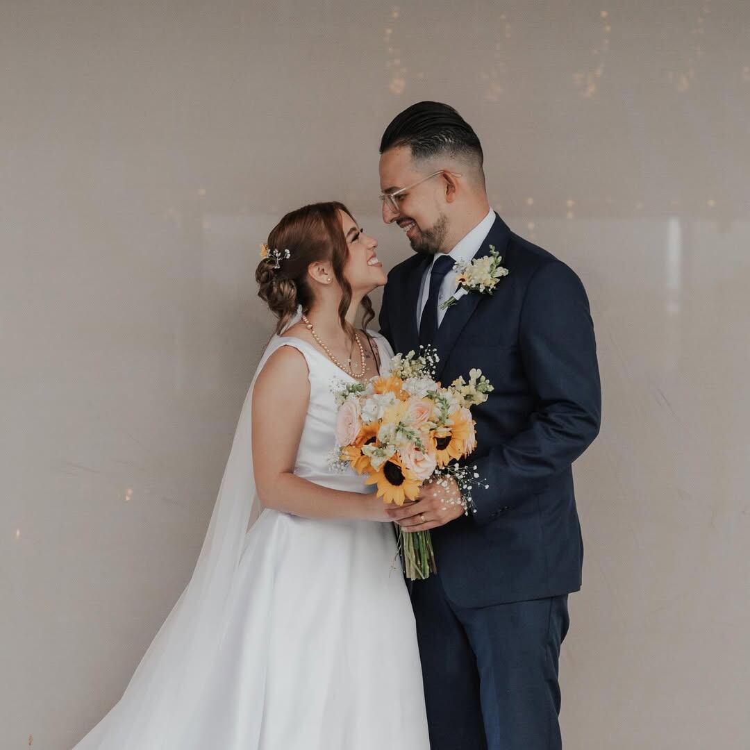 Un mes después de dar el “sí, acepto”, el periodista Carlos Chinchilla compartió las primeras fotos de su boda con su ahora esposa Katherine Hidalgo.