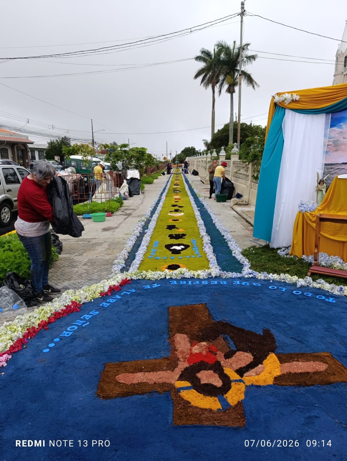 La celebración de Corpus Christi, desde la madrugada del domingo 7 de junio decenas de vecinos trabajaban contra reloj para convertir las calles alrededor del templo de San Rafael Arcángel de Heredia en una verdadera alfombra de fe, color y tradición. Mauricio Campos fue uno de ellos.