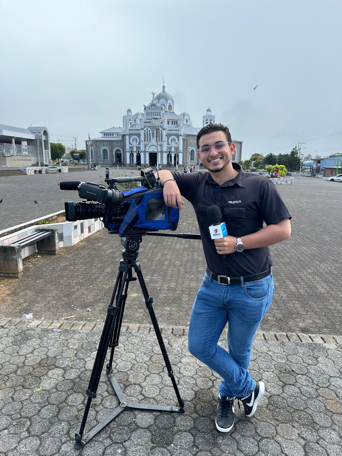 Rubén McAdam trabaja en Teletica desde hace casi tres años; el programa Calle 7: Informativo es su casa