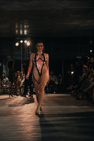 Karina Ramos presentó la sensual pasarela de Joel Álvarez con su Black Tape Project.