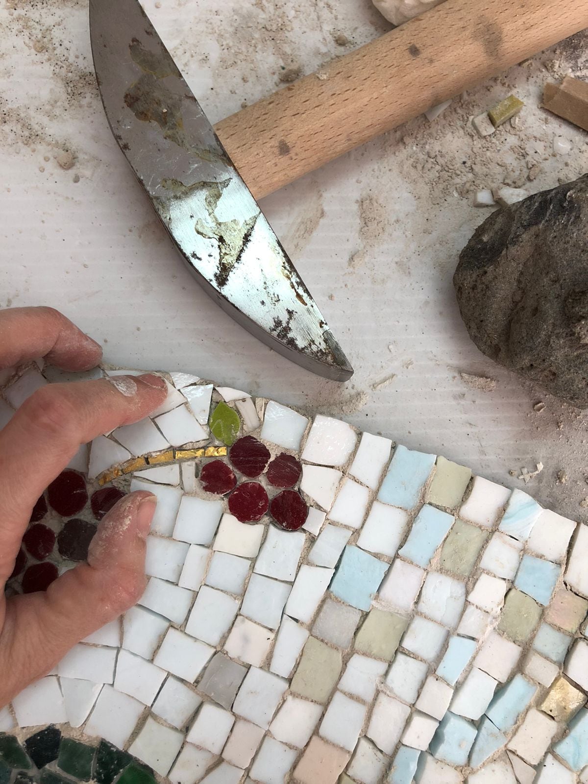 Paula Sáenz Soto es la artista que hizo un mosaico de La Negrita que estará en el Vaticano a partir del 12 de octubre del 2021. El mosaico tendrá en su base piedras de todo el país.