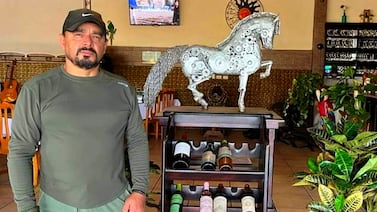 Artista cartaginés deja marca y se le junta el ganado gracias a su talento