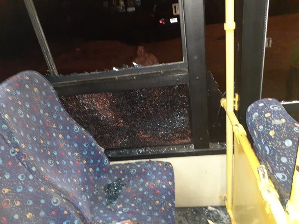 Tráiler choca contra bus y deja tres pasajeros heridos. Foto Alfonso Quesada.