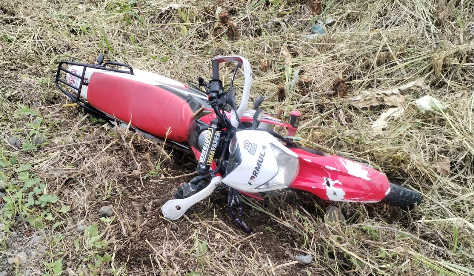 Un motociclista falleció y su hermana se accidentó cuando iba a ver qué ocurrió