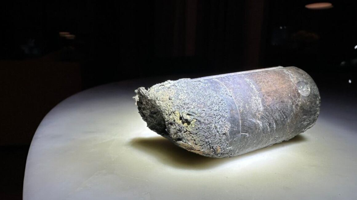 Este fue el pedazo de metal que atrasó el techo de la casa en Estados Unidos. Foto tomada del perfil de X de Alejandro Otero.