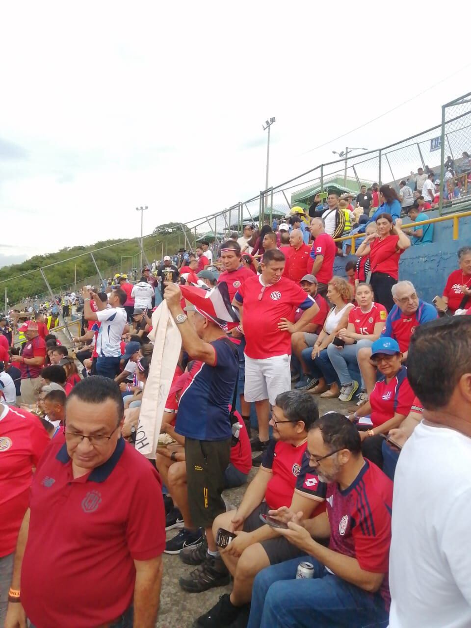 Ambiente de aficionados de Costa Rica en el Estadio Nacional de Managua en Nicaragua.