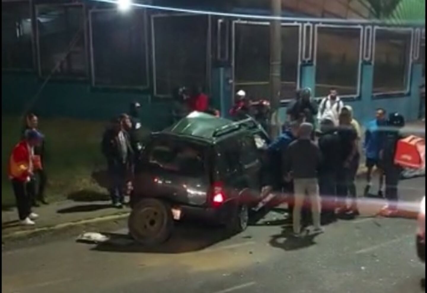 Un fallecido y tres heridos por violento choque entre bus y carro | La Teja