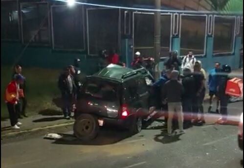 El conductor del carro fue quien llevó la peor parte en el accidente. Foto cortesía.